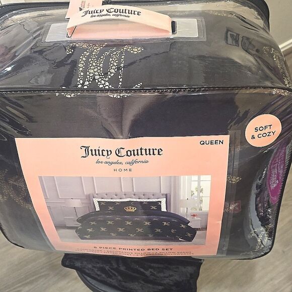 Juicy Couture Home Gold Foil JC Logo 8-PC Printed Queen Bed Set - Picture 6 of 6